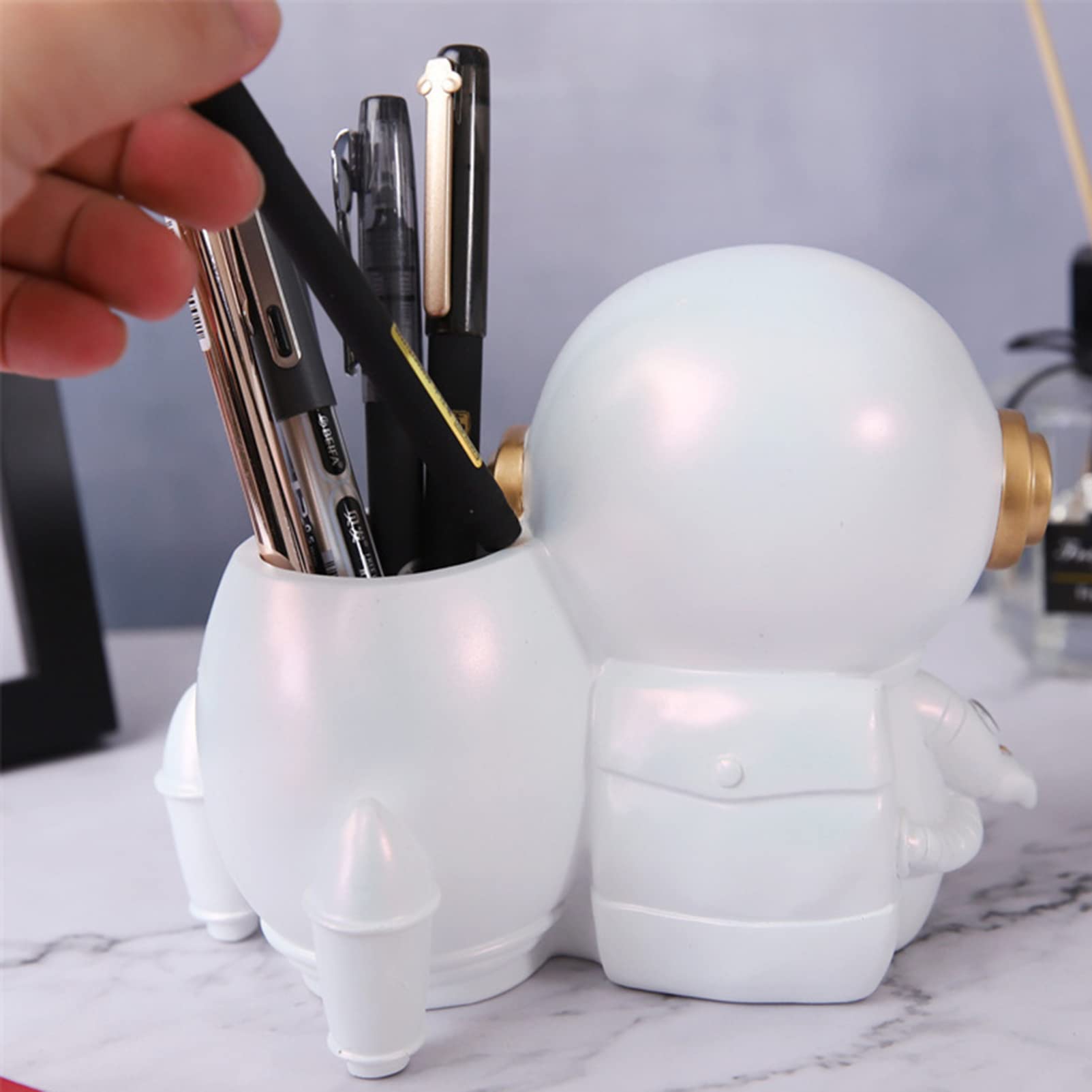 STOBOK Portapenne A Forma Di Astronauta Con Luce Led Portapenne in Resina Organizer Da Scrivania A Tema Spaziale