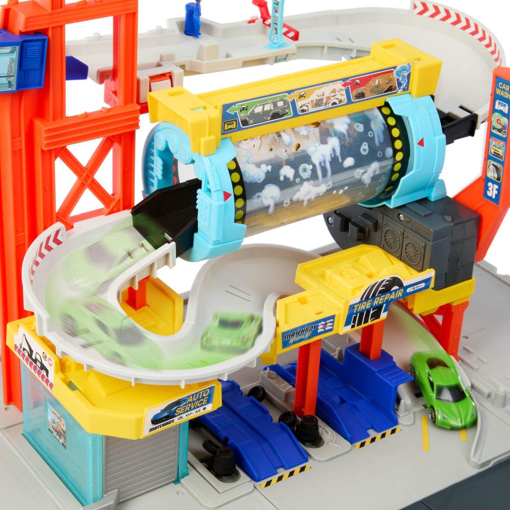 Matchbox - Autolavaggio Cyclone, set con pista, auto da corsa e carro attrezzi inclusi, tunnel di lavaggio rotante, officina meccanica e parcheggio, giocattolo per bambini, 3+ anni, JGB68