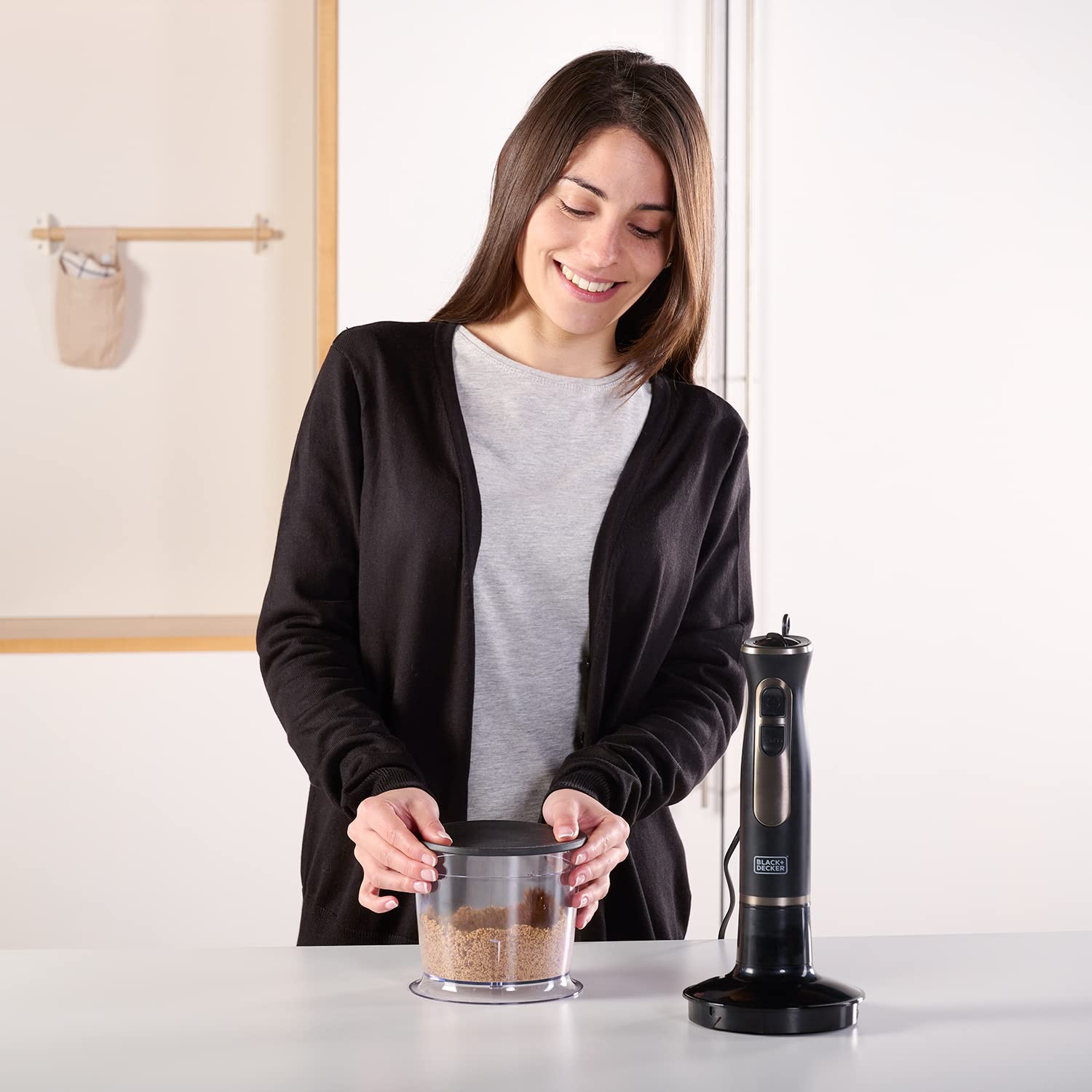 BLACK+DECKER - Batidora de mano | 800W de potencia | Accesorios | Vaso medidor 600ml | Vaso picador 500ml | Emulsionador| Cuchillas inoxidables | Varias velocidades | Ergonomica | Facil Montaje