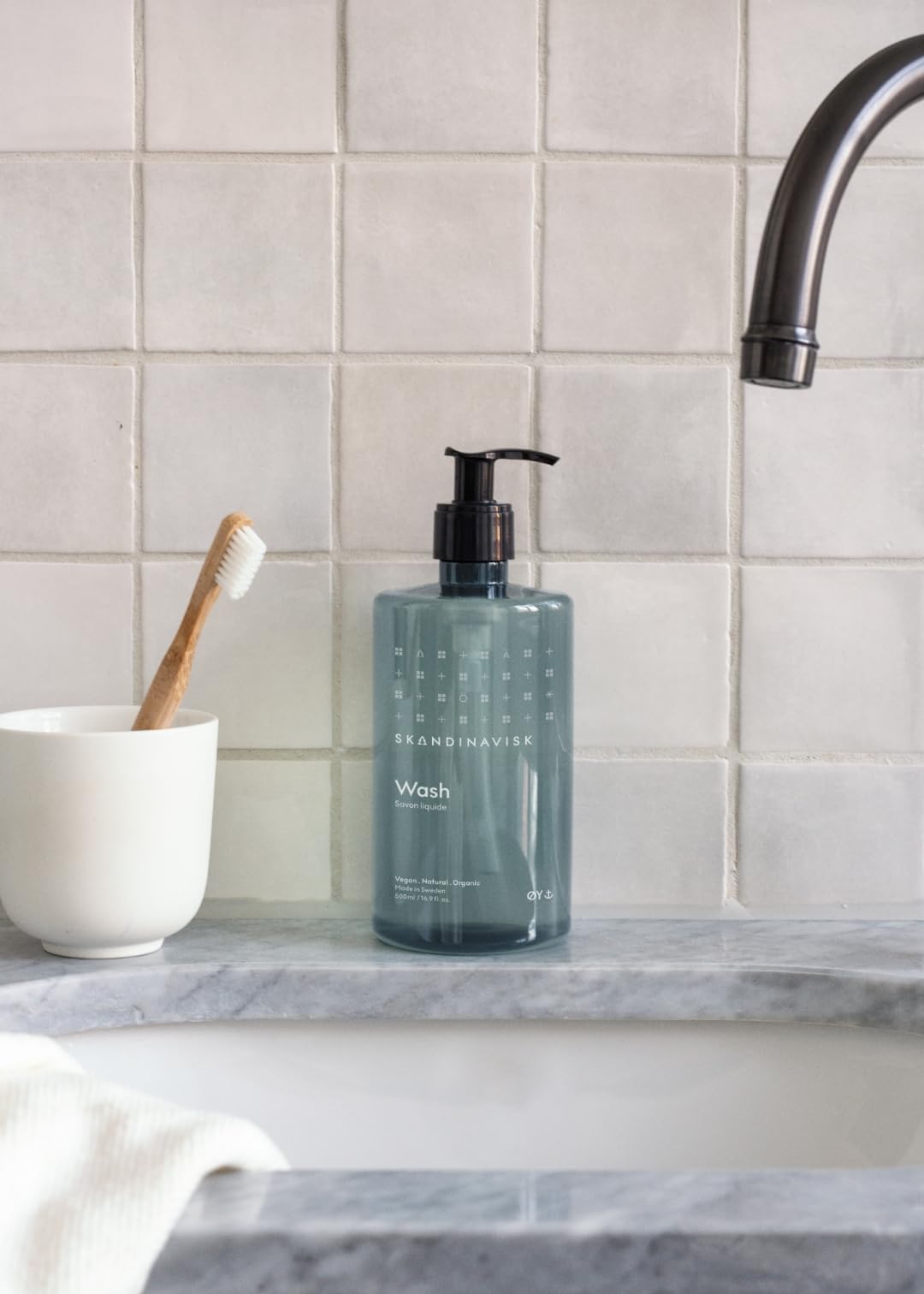 Skandinavisk diameter Y ‘Island' Hand & Body Wash, Scent notes: Crabapple and dog rose, water mosses and green leaves, 500 ml - Image 3