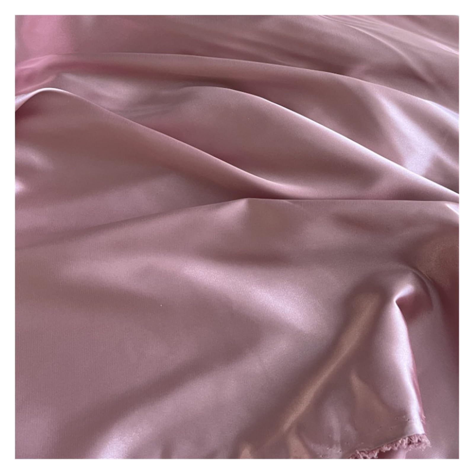 Tissu satin for coudre une robe d'été fluide et colorée au quotidien