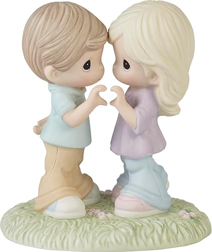 Precious Moments 231020 "Love Will Keep Us Together - Elegante figura de porcelana de bisque