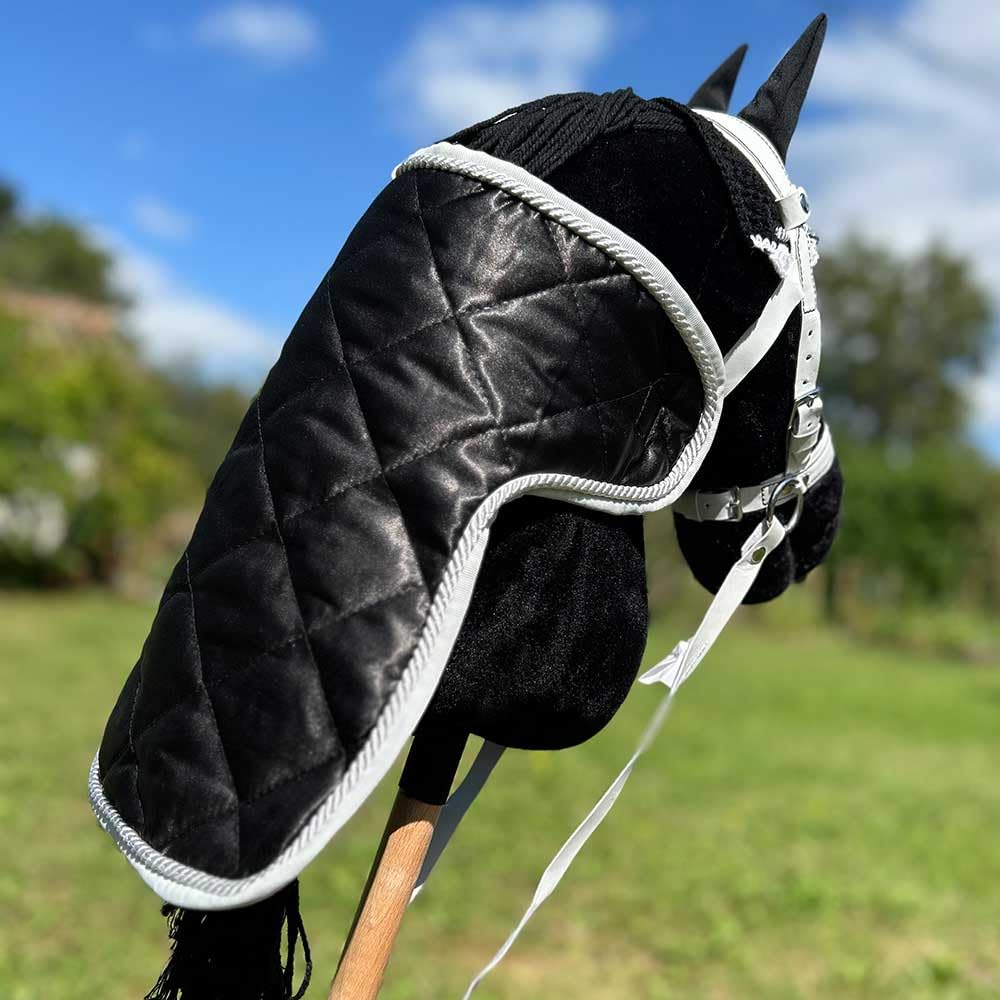 Set di accessori nero e bianco per Hobby Horse e cavallo stick: cavezza muta nera con cordino + coperta nera + berretto anti-mosche nero
