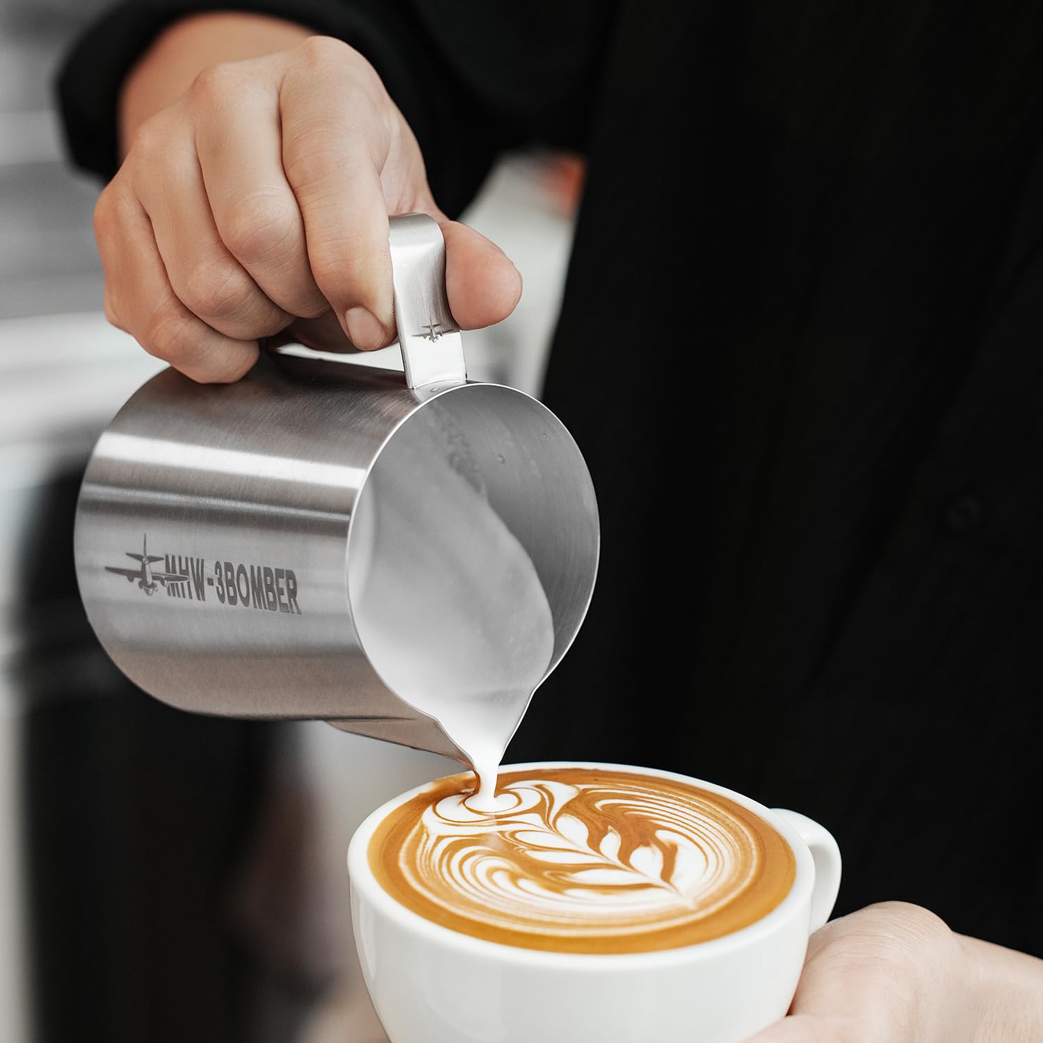 MHW-3BOMBER Jarra de leche profesional de acero inoxidable, 500 ml, jarra de leche para barista, jarra de espuma de leche para café expreso y latte art, con diseño de boca Hawksbill, accesorio