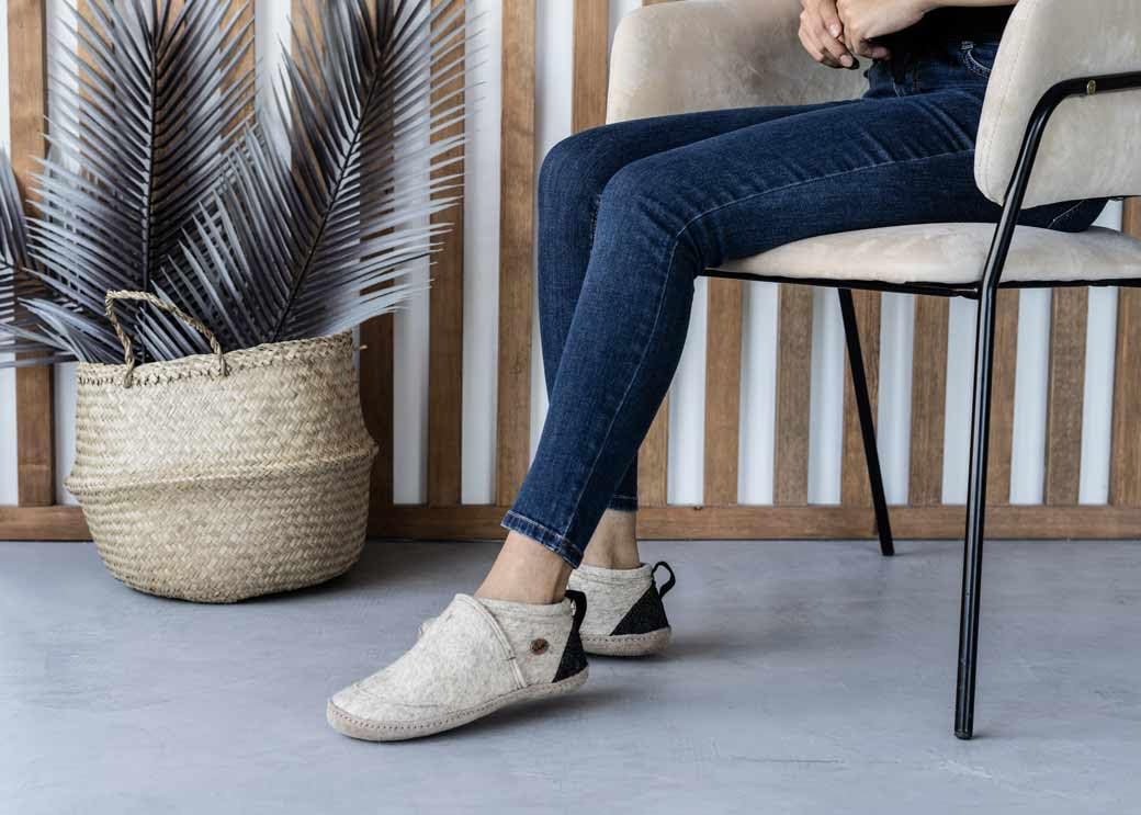 WoolFit Taiga Hausschuhe mit Ledersohle - moderne Hüttenschuhe unisex, Gr. 36-50