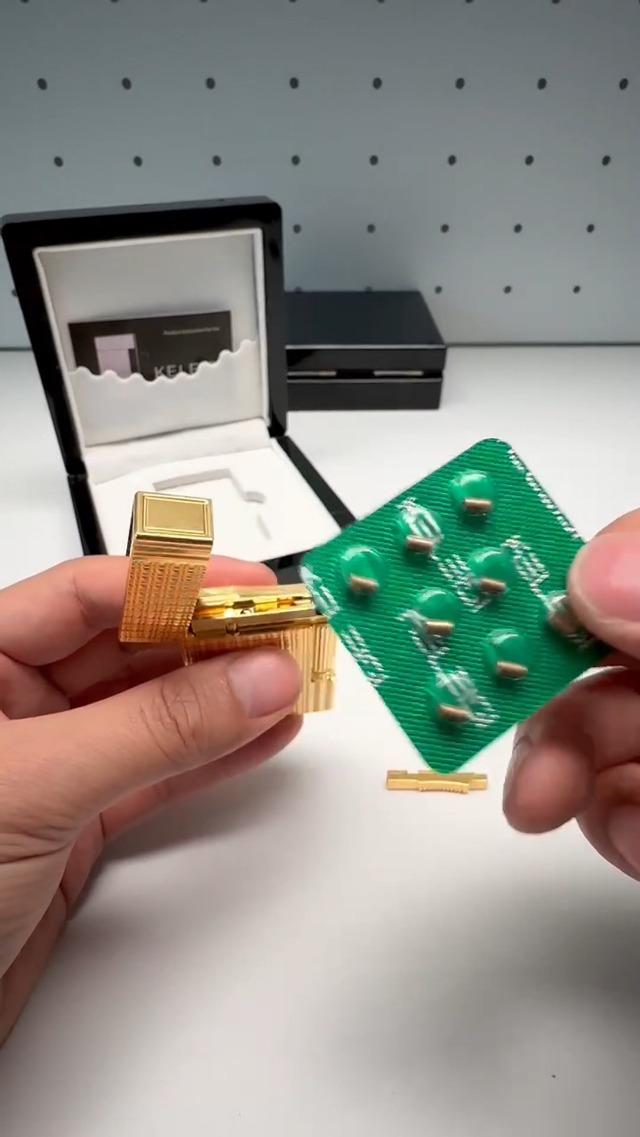Encendedor de cobre clásico recargable color dorado miniatura 7