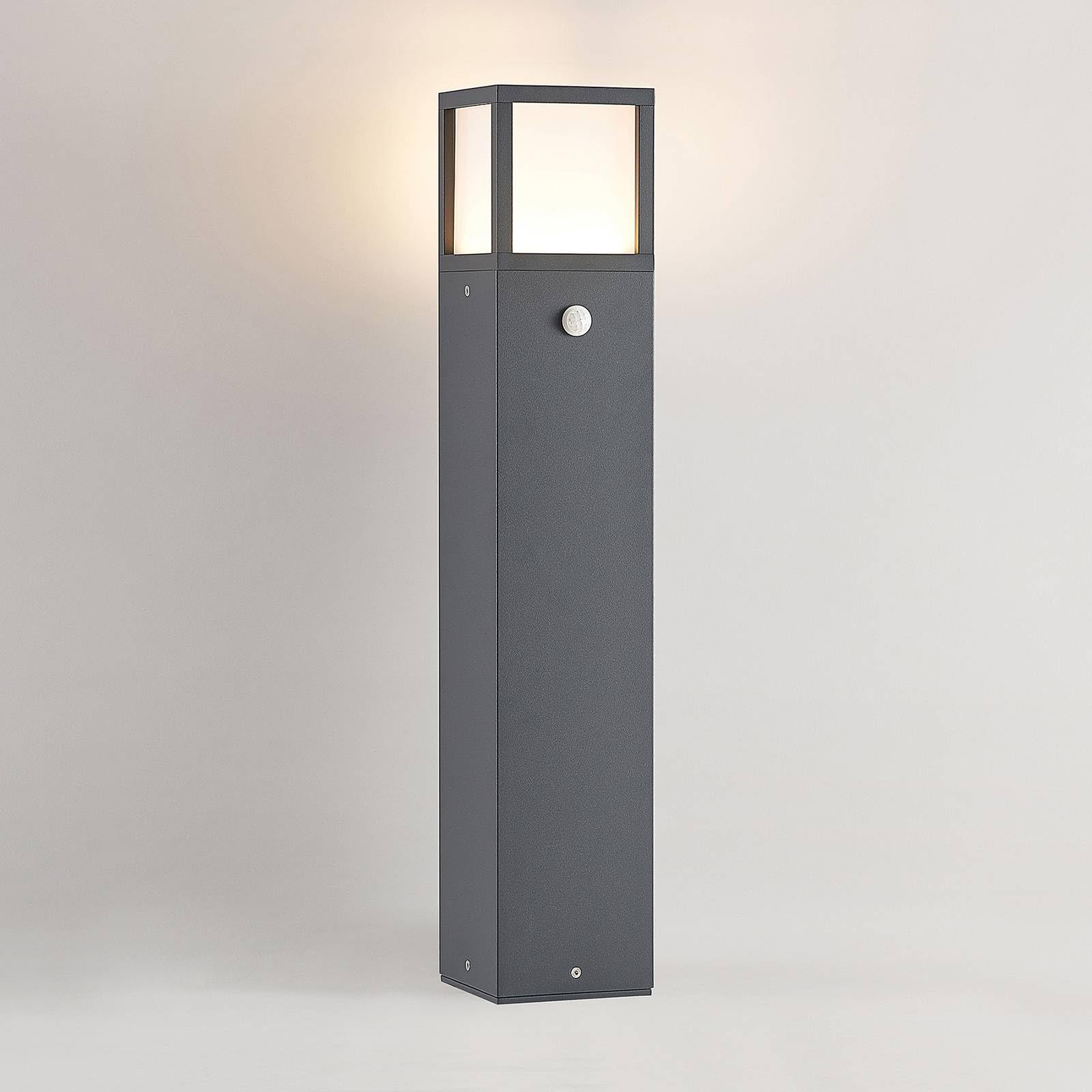 Lucande LED Außenleuchte Dewari mit Bewegungsmelder (spritzwassergeschützt (Modern) in Alu aus Aluminium (1 flammig,) - Wegeleuchte Pollerleuchte Wegelampe Sockelleuchte