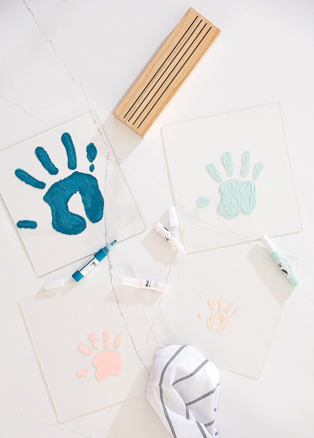 Baby Art Family Prints Design Bilderrahmen, Holz Fotorahmen für Handabdruck Fußabdruck vom Baby und der ganzen Familie, inkl. Acryl Farbe, dermatologisch getestet, Maße 20 x 21,6 x 6 cm