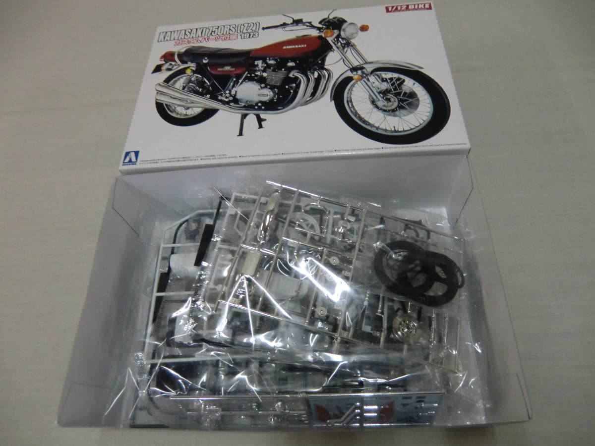Aoshima Kawasaki Z2 750RS '73 con piezas personalizadas Kit de modelo a escala 1:12