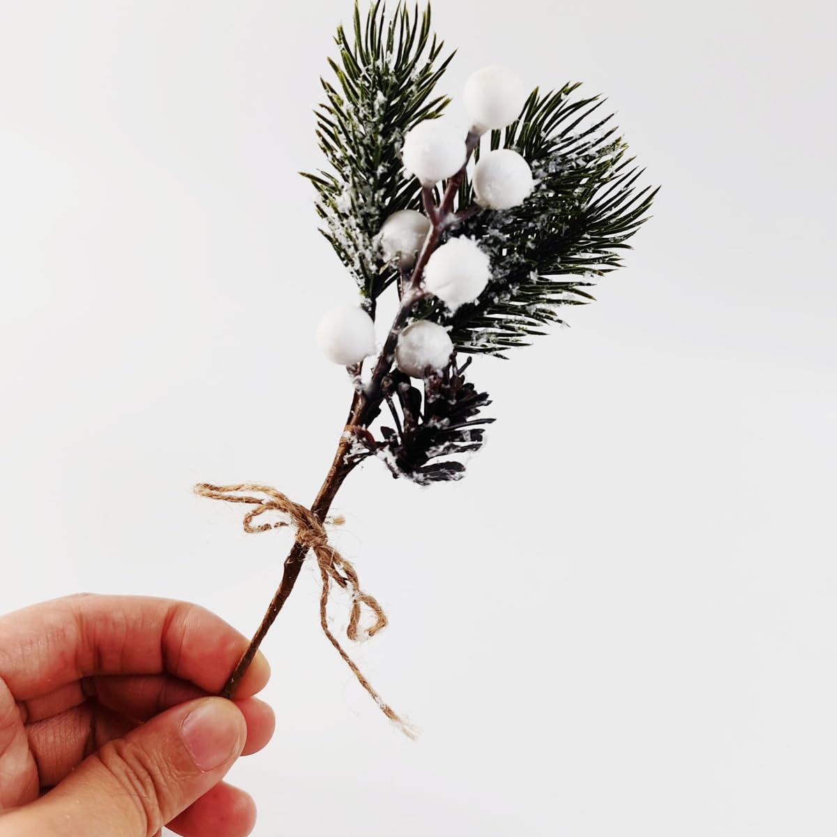 TIHOOD Künstliche Weihnachtsblumen, 20,3 cm, weiße künstliche Beerenspieße, Tannenzapfen mit Tannenzapfen, Stechpalmenblätter für Vase, Blumenarrangement, Kranz, Winterferien, Dekoration, Basteln, 20