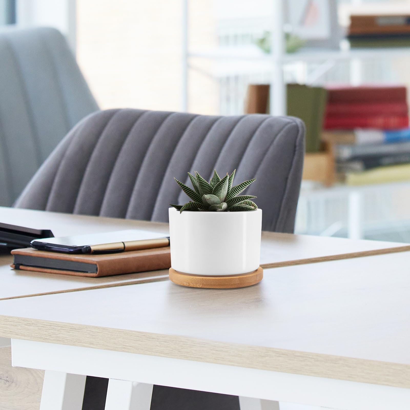 7,5 cm doniczka na sukulenty, minimalistyczny design, okrągła mała doniczka z bambusową tacą i otworem drenażowym, biała ceramiczna donica na kaktusy, idealna do dekoracji biura domowego,