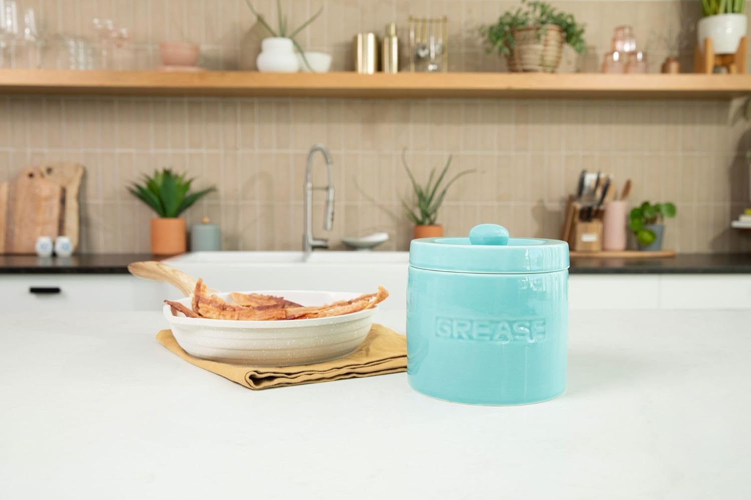 Bacon Grease Saver with Strainer - Ceramic Grease Container 1L Storage Canister | Holds Bacon Fat Drippings | Oil Keeper for Kitchen Counter Storage