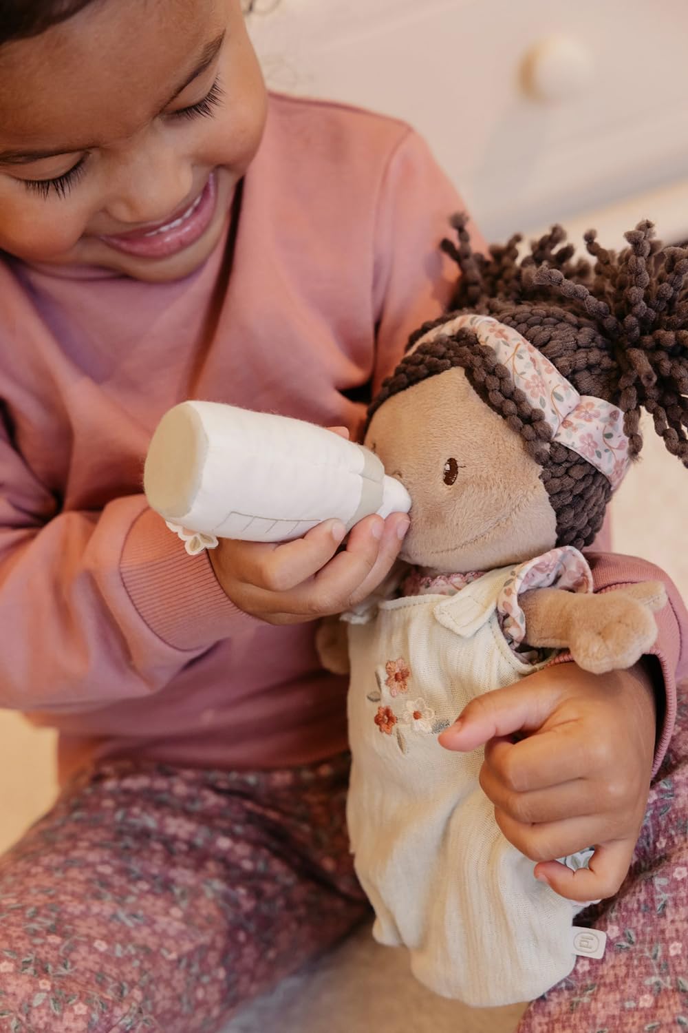 Little Dutch Stoffpuppe Babypuppe Evi im Tragekorb - mit magnetischem Schnuller und Trinkflasche - inklusive viel Zubehör - für Mädchen ab 12 Monate - Mint | Babypuppe mit magnetischem Schnuller und Trinkflasche, für Mädchen ab 12 Monate