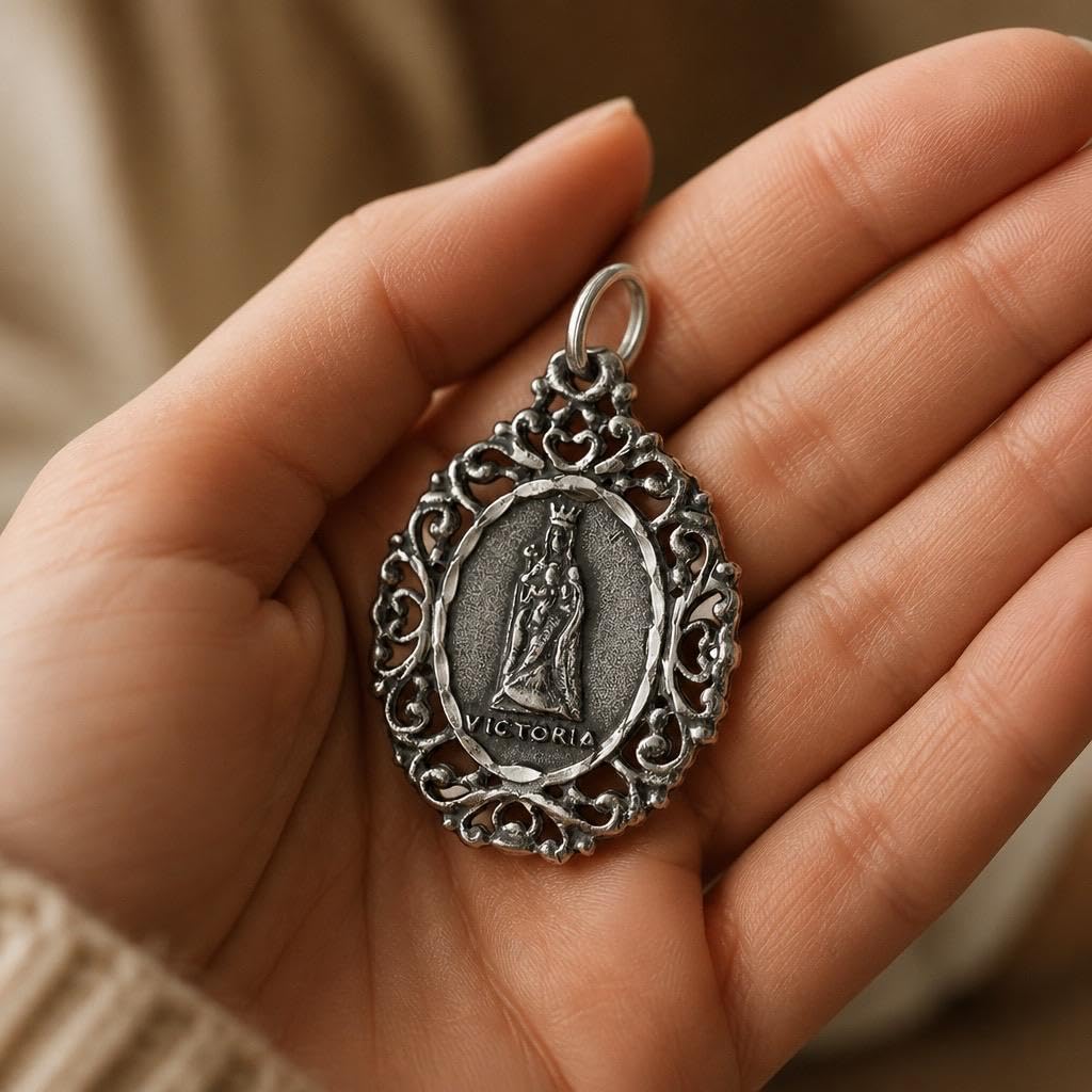Medalla Virgen de la Victoria Plata 925 con Orla Calada 35mm | Relieve Detallado, Acabado Envejecido, Contorno Orgánico, Reasa Ovalada Pulida, Estuche Incluido