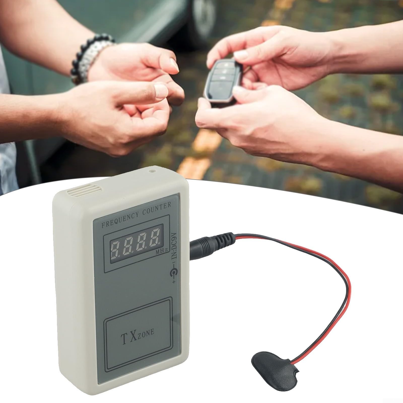Tester tenuto in mano del contatore di frequenza di rf per i regolatori elettrici della porta ed i antifurto