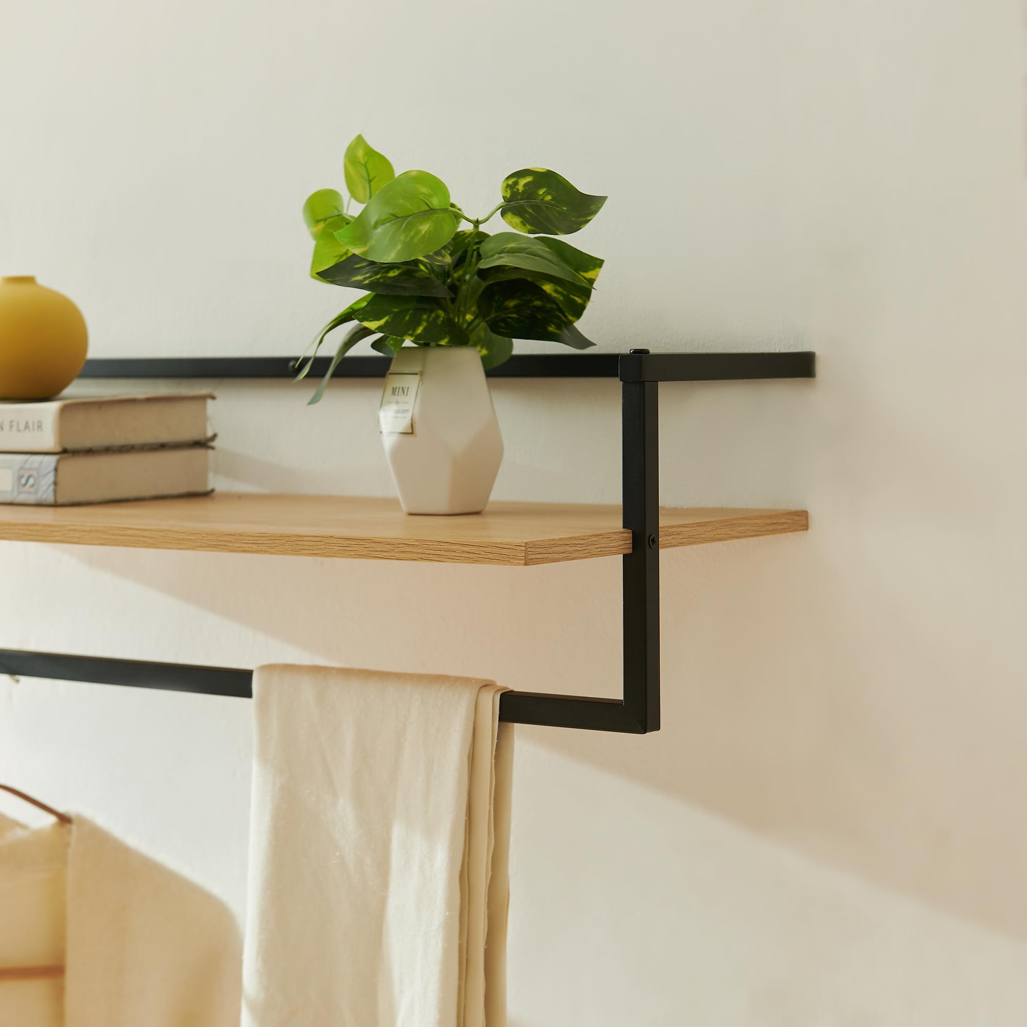 [en.casa] Perchero Pared con Estante Diseño Industrial para Entrada Oficina Colgador para Sombreros Chaquetas Bolsos Aglomerado Acero 80 x 30 x 20 cm - Efecto Madera/Negro