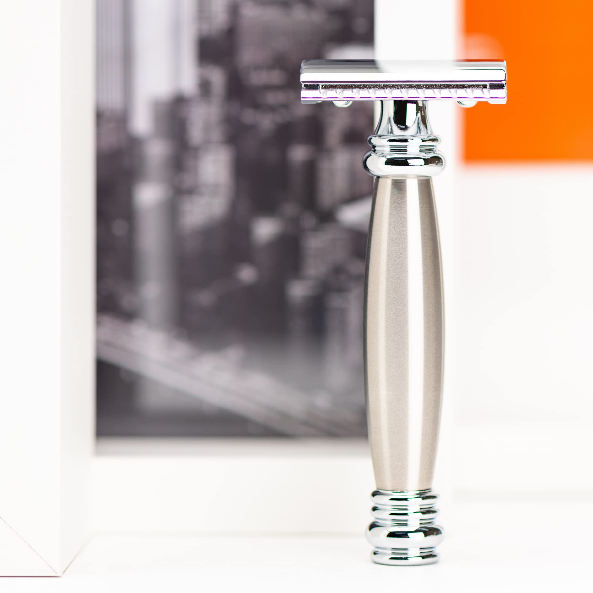 MERKUR Rasierhobel 43C | Edelstahl und Glanzchrom | Zweiteiliger Rasierer mit geradem Schnitt | Geschlossener Kamm | Ideal für Nassrasur | Zinkdruckguss | Messing Griffstück | Made in Germany