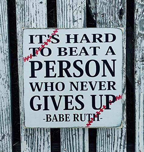 CELYCASY Plaque en Bois sur Le thème du Baseball u0096 Citation de Babe Ruth u0096 It's Hard to Beat a Person That Never Gives Up u0096 Décoration de Baseball u0096 Chambre de garçon