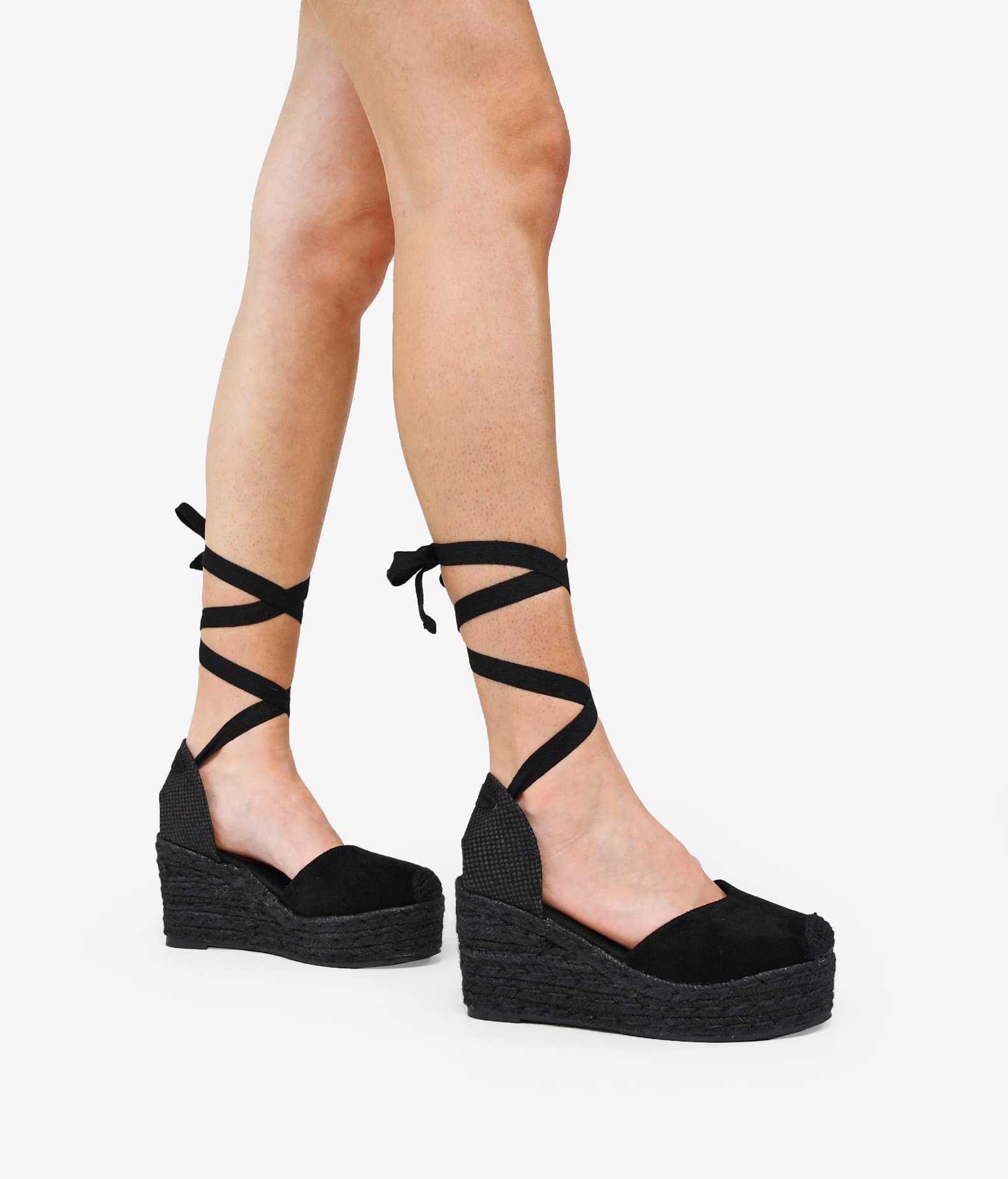 BOSANOVA Espadrillas realizzate in camoscio con dettaglio a scollatura a cuore, punta in rafia e leggera zeppa di Sparto da 8,5 cm. Chiusura con lacci Lace- up. Scarpe da donna