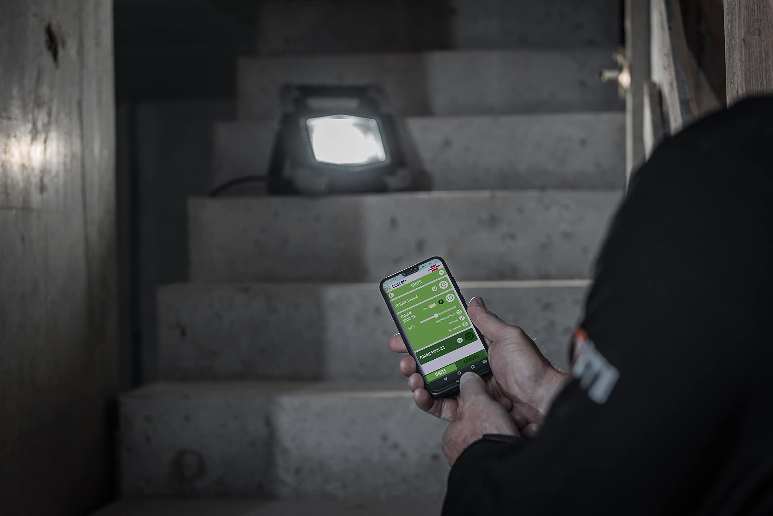 Brennenstuhl Reflektor budowlany Bluetooth TORAN 3050 MB (30W, 3400lm, 5000K, IP55, lampa robocza led, z mozliwoscia sterowania swiatlem za pomoca aplikacji i przewodem RN o dlugosci 5 m)