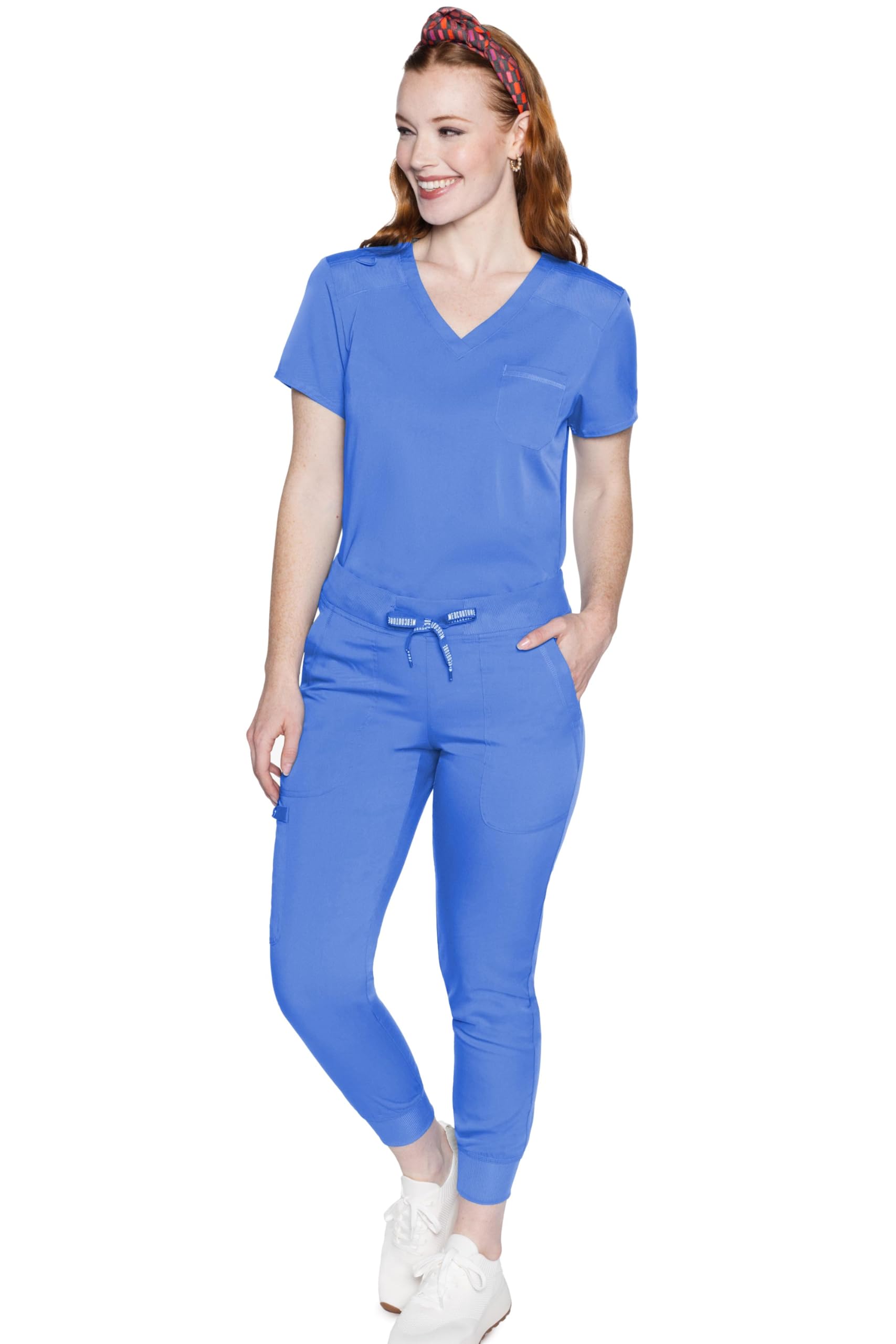 Med Couture Conjunto de uniforme médico para mujer con cuello en V MC7448 y pantalones elásticos en 2 direcciones 7710, Ciel- XL Top/XL Petite Pant