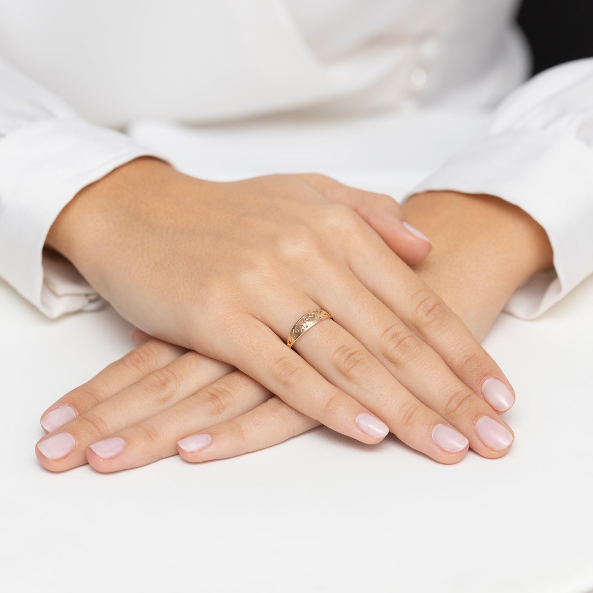 MARKO Goldring Damen 333 Echtgold – 8 Karat Gelbgold Ring mit Herzmotiv, romantischer Damenring, Goldschmuck Geschenk für Frauen