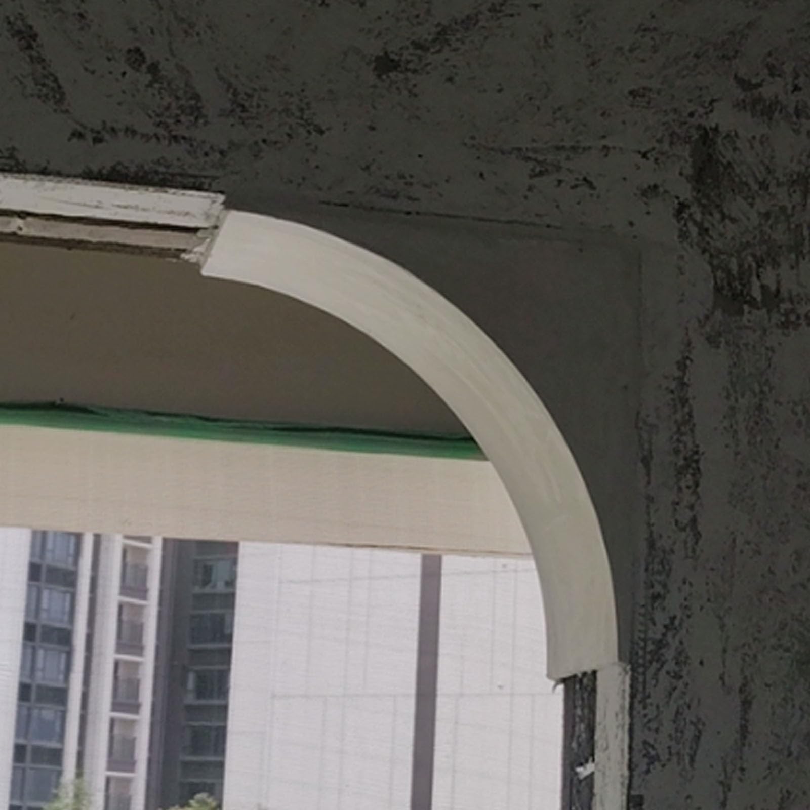 Moulure d'arche de porte pour sublimer les ouvertures de votre salon et couloir