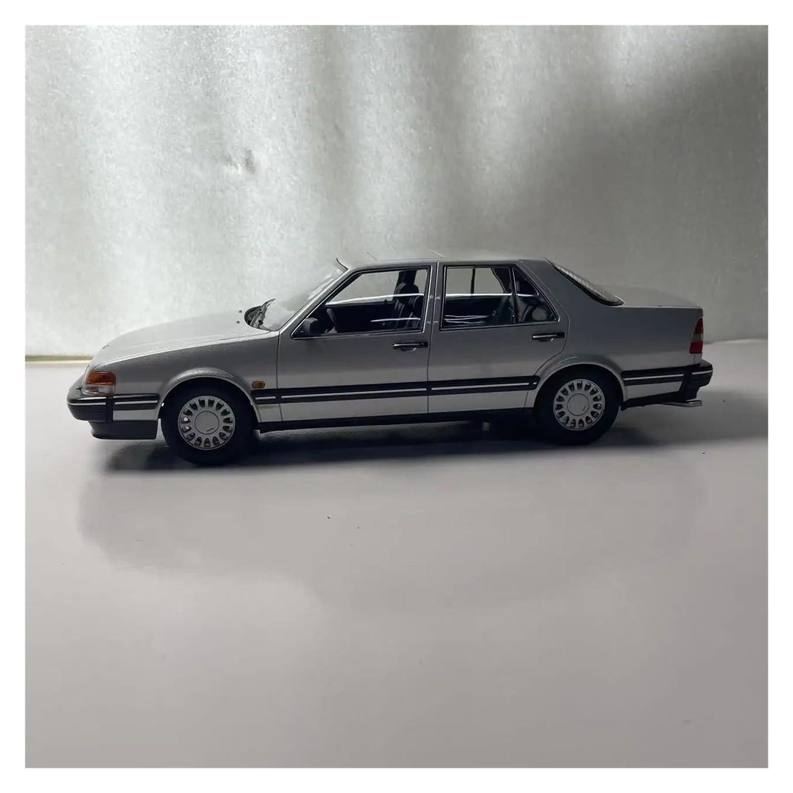 Auto Classica In Lega 1/18 Per SAAB 9000 CD 1988 Berlina A Quattro Porte Modello Di Auto D'epoca Pressofuso Da Collezione Argento Decorativi Da Collezione