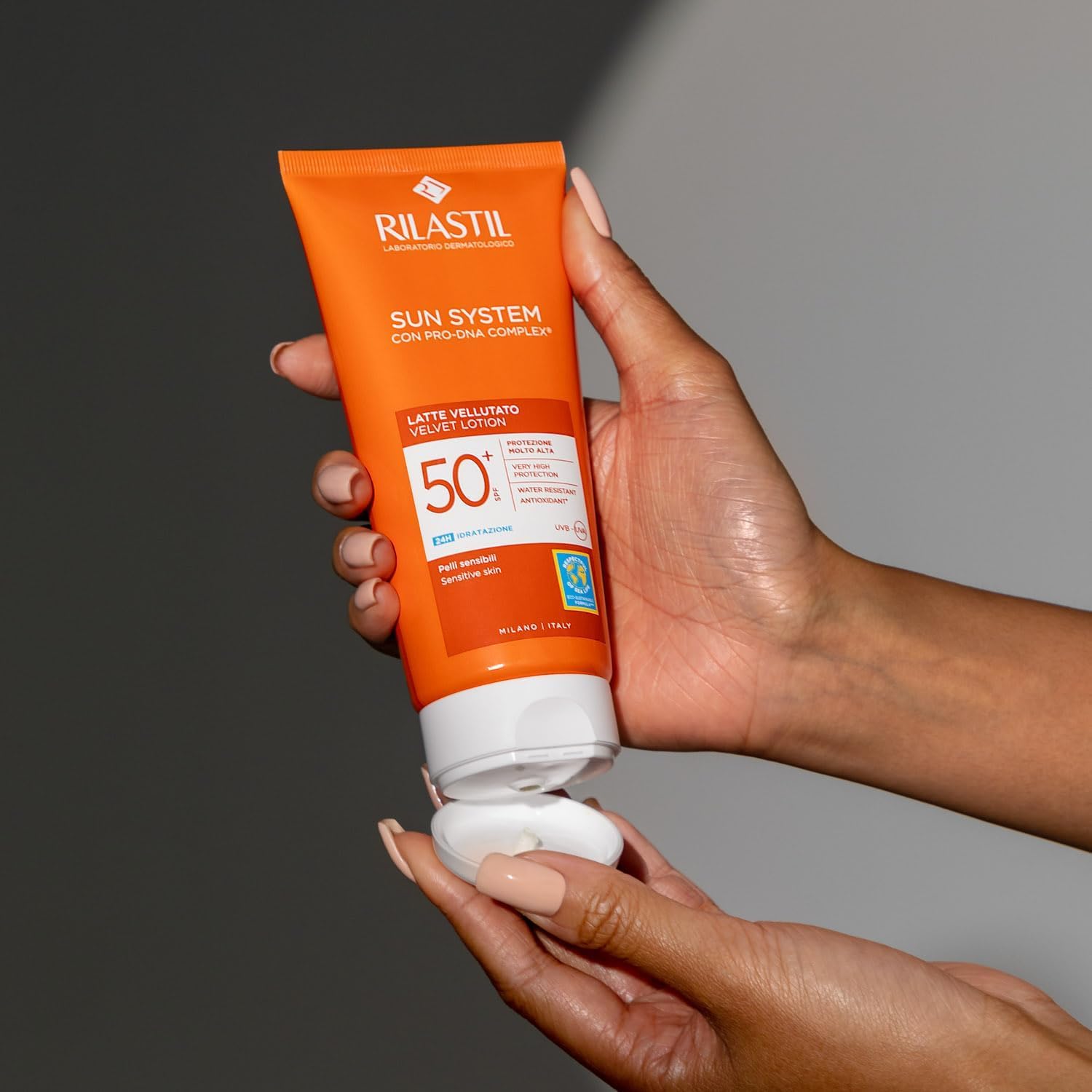 Rilastil Sun System Latte Vellutato, Emulsione Fluida dalla Texture Vellutata per Pelli Sensibili, Resistente all'Acqua, SPF 50+, 200ml