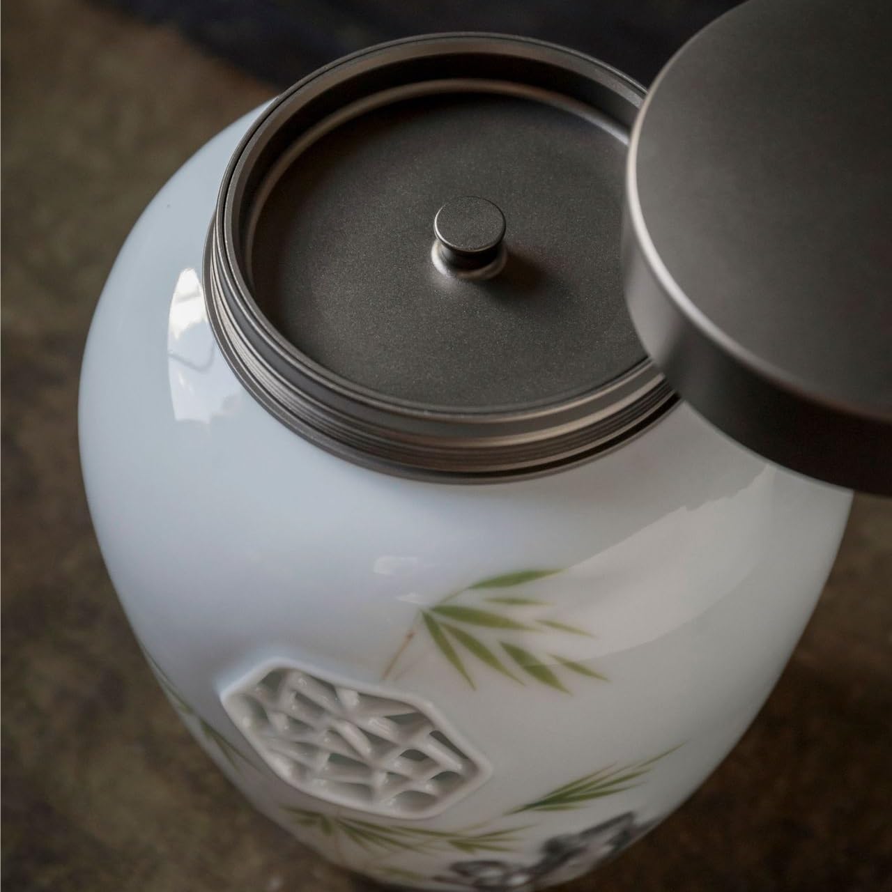XYNSNDB Słoik cukru Ręcznie malowana wytłaczana kratka okienna Retro puszka na herbatę Dwuwarstwowa blaszana pokrywka Ceramiczna nakrętka Ziarna kawy Zamknięta puszka płatków Pojemnik na herbatę