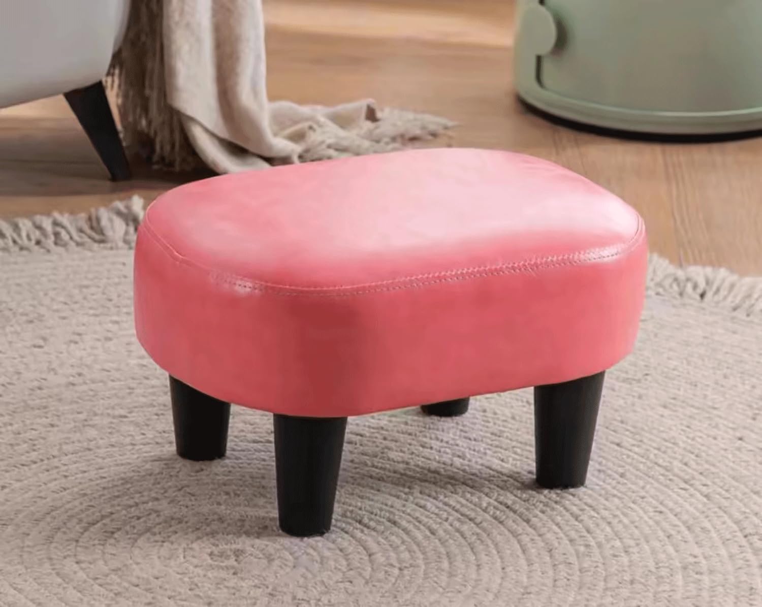 Pouf et chaise rembourrée rose pour créer un coin lecture cosy dans la chambre