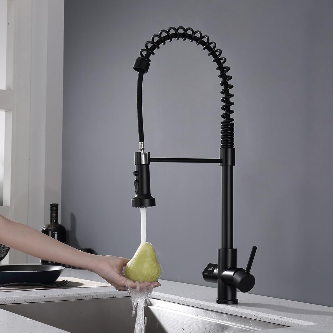 Kitchen Faucet with Temperature Digital Display, Solid Brass Kitchen Sink Faucets with Pull Down Sprayer and 3 Modes, 360 Rotatable Pull Out Kitchen Faucet, Matte Black