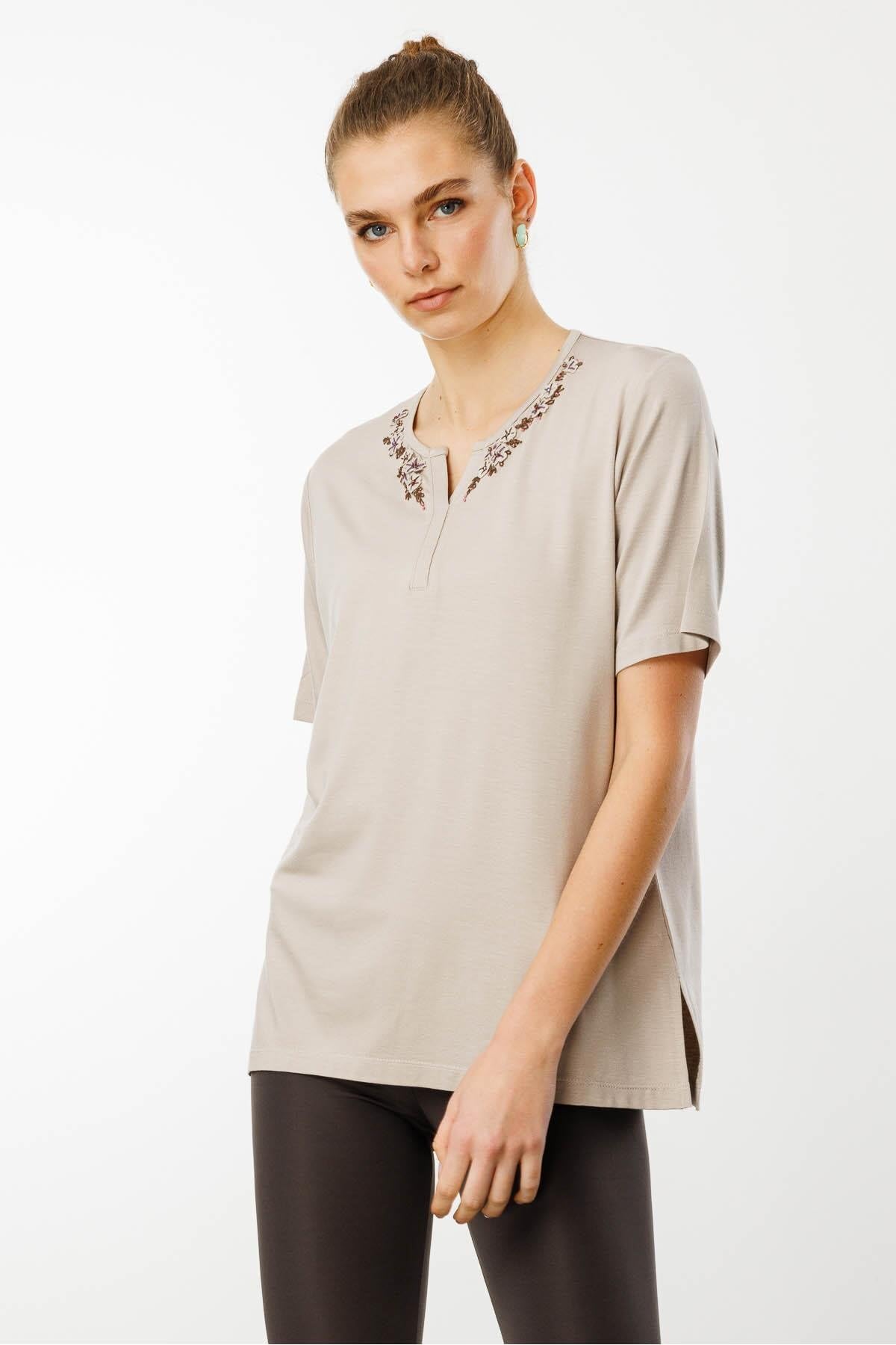 Desen Triko Kadın Açma Yaka Dantel Çiçek İşlemeli Penye T-Shirt, Bej, S Beden