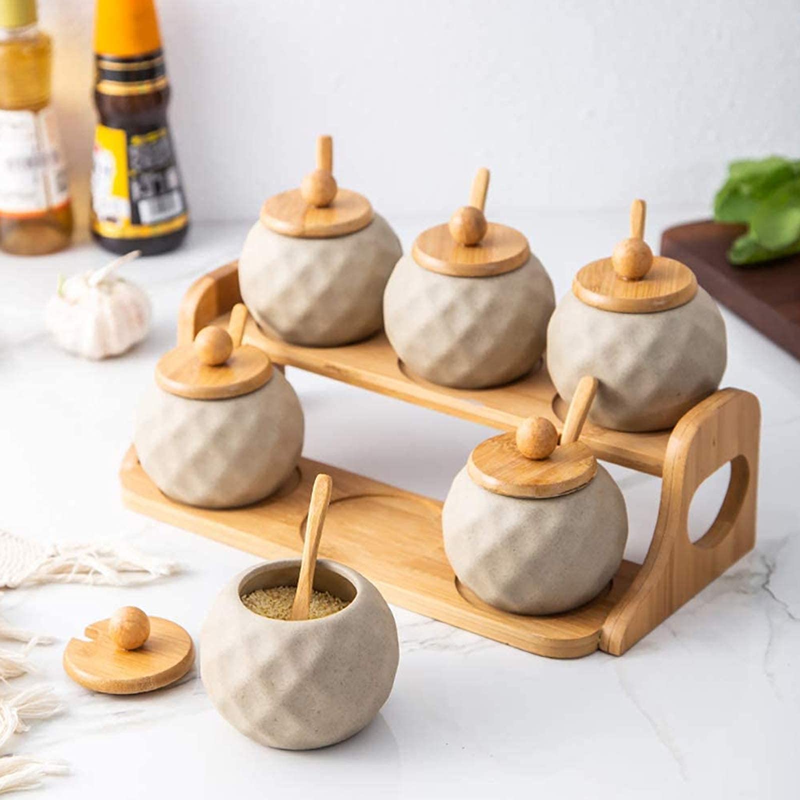 Zestaw 6 porcelanowych pojemników na przyprawy z drewnianym uchwytem, zestaw ceramicznych pudełek na przyprawy z pokrywkami i łyżkami do kreatywnych przyborów kuchennych i do użytku w restauracji.