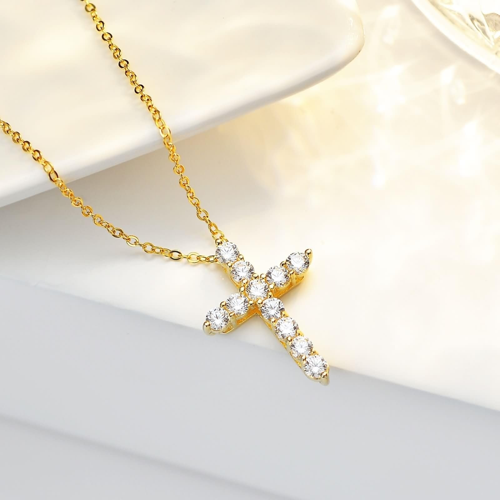 Delicado collar de oro con moissanita para mujer, collar de cruz dorada para cumpleaños