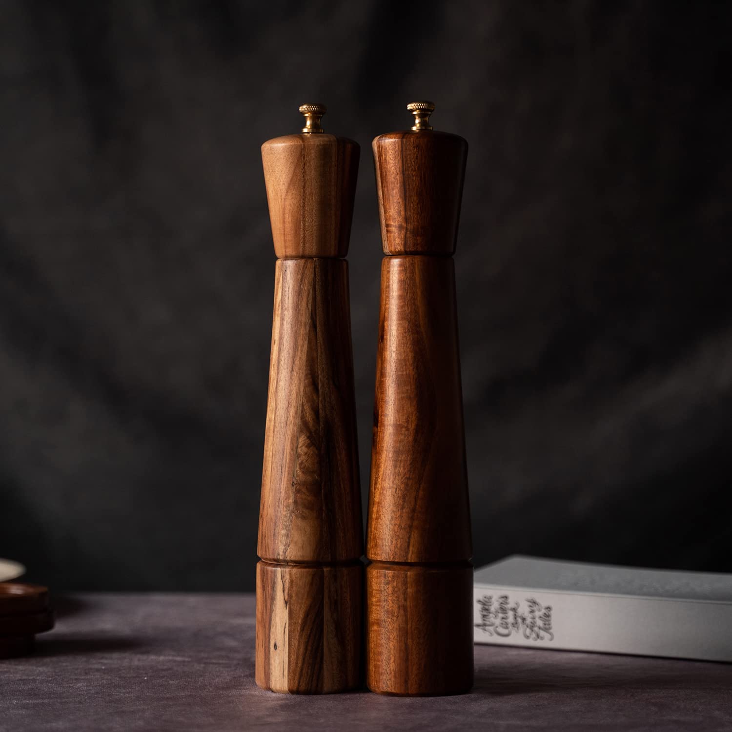 Juego de Molinillos de Sal y Pimienta con Bandeja, molinillo de sal de cerámica ajustable, molinillo de pimienta de acero inoxidable, madera de acacia, 32 cm de altura, diámetro inferior 6 cm