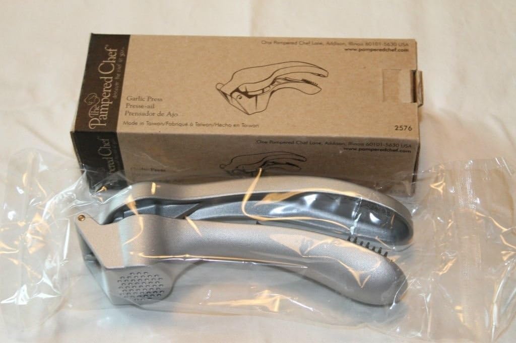 NEW in Box Pampered Chef Garlic Press 2576 Home & Kitchen