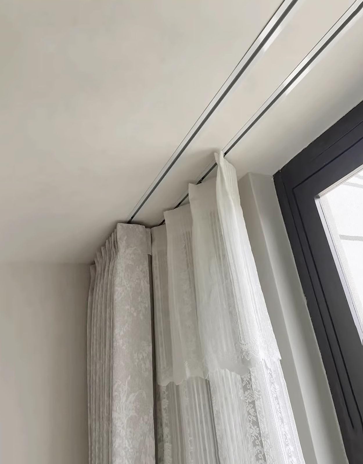 Riel de techo deslizante de aluminio empotrado de doble riel para divisor de habitaciones, longitudes ajustables de 5 pies a 50 pies, perfecto para optimizar el espacio y decoración moderna.