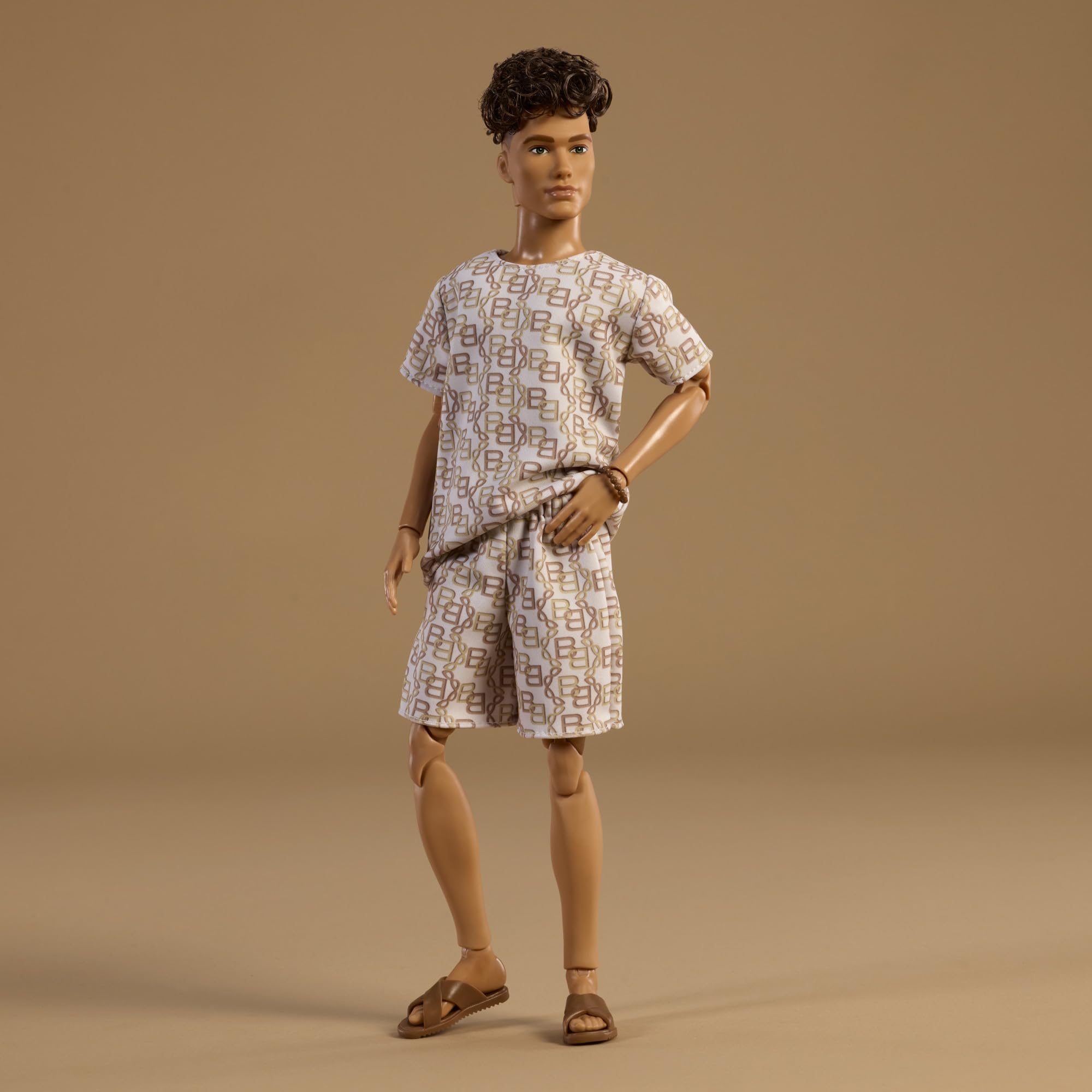 Barbie Basics Ken Model 10 Kolekcjonerska lalka modowa brunet, koszulka i szorty z nadrukiem Zabawka 6+ dla fanów i kolekcjonerów, JJX29