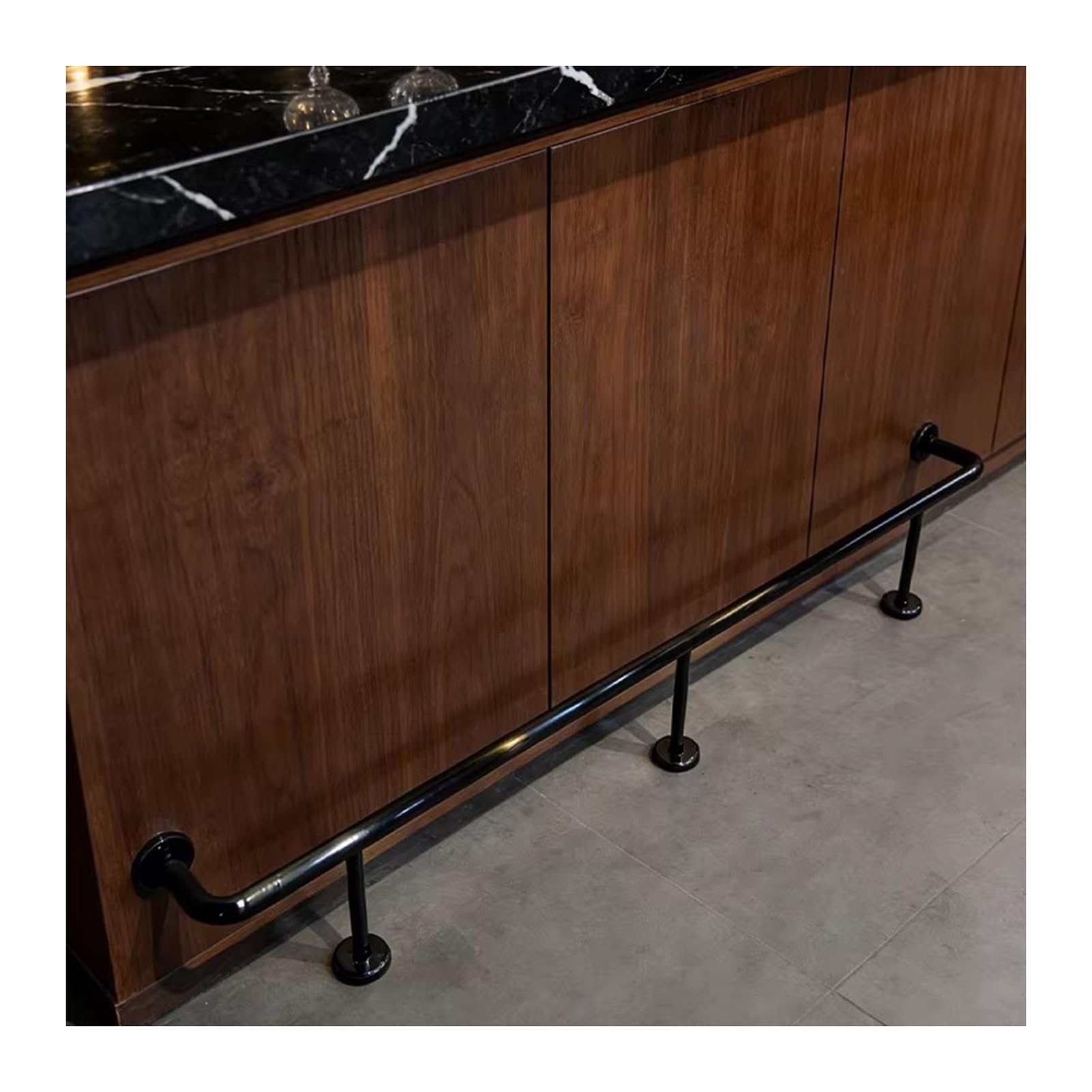 Barre d'appui robuste en inox pour soulager les jambes au comptoir