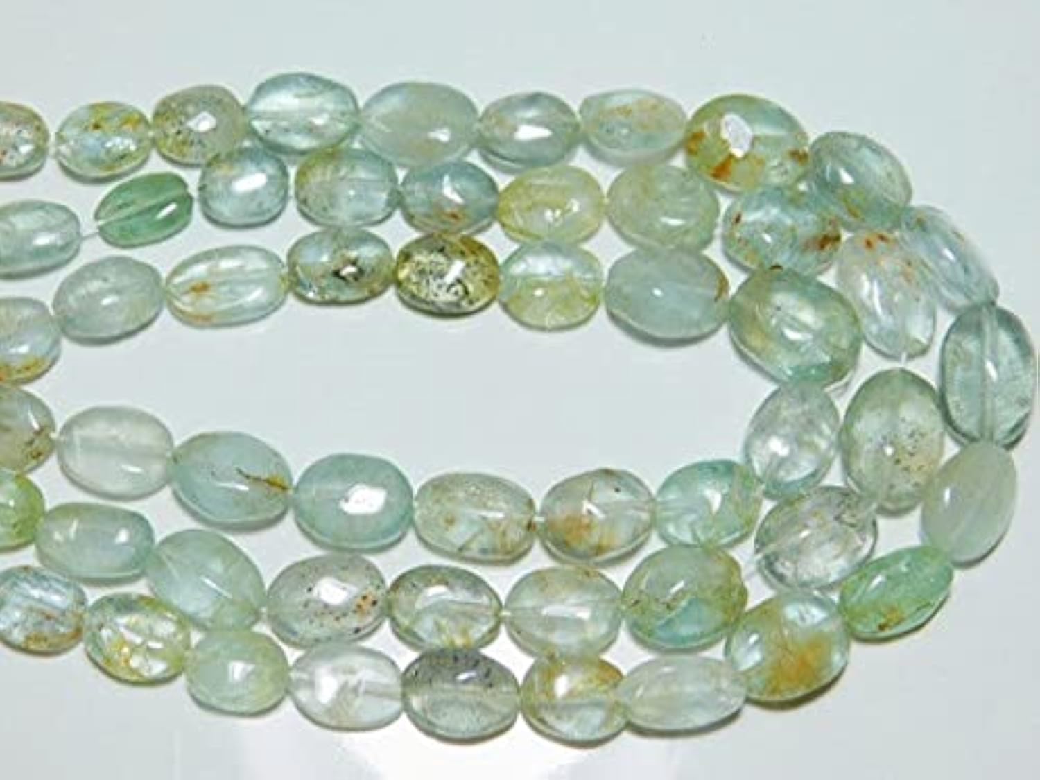 Aigue-marine mousse de LKBEADS galets précieux pour façonner un bijou chargé d'histoire