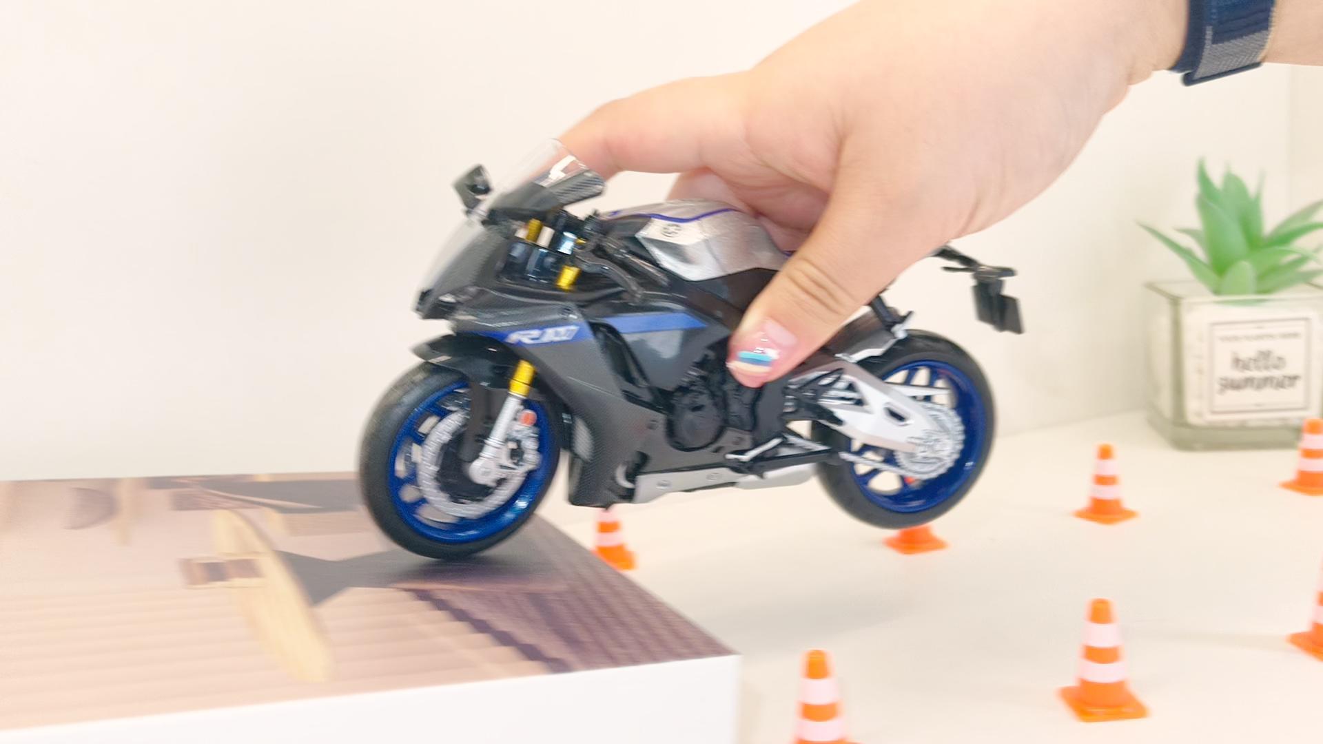 zuum  Amazon.com: TAMIYA Vehicle 14139 1:12 Team Suzuki ECSTAR GSX