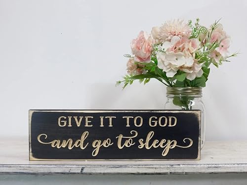 Letreros de madera ligeramente envejecida con texto en inglés "Give It to God and Go to Sleep" (Give It to God and Go to Sleep) - Letreros de madera