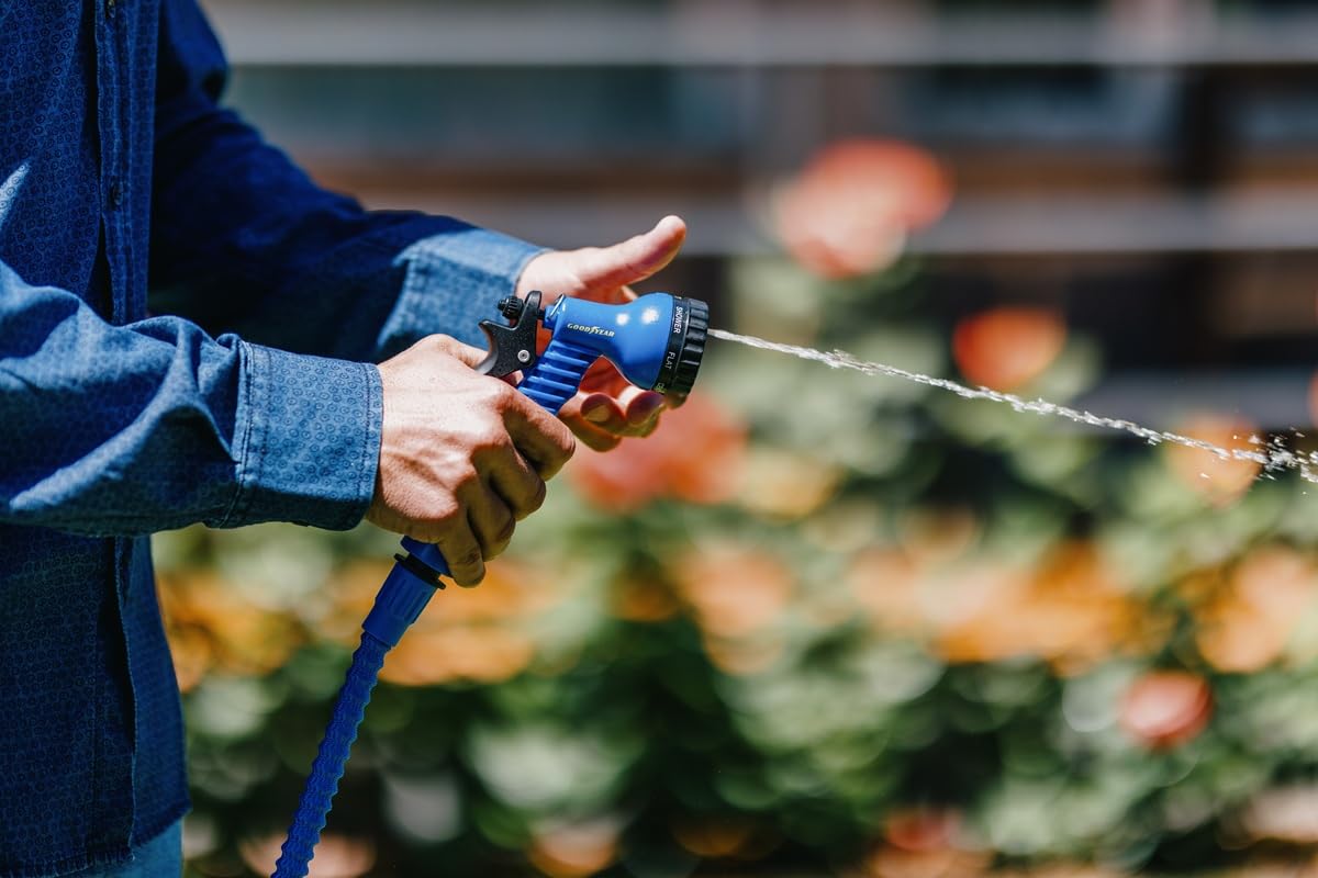 Goodyear – Manguera de Jardín Expandible 30m (100ft), Ligera y Anti-Torsión, Incluye Pistola de Riego 7 Posiciones y Conectores Rápidos 1/2" y 3/4", Azul