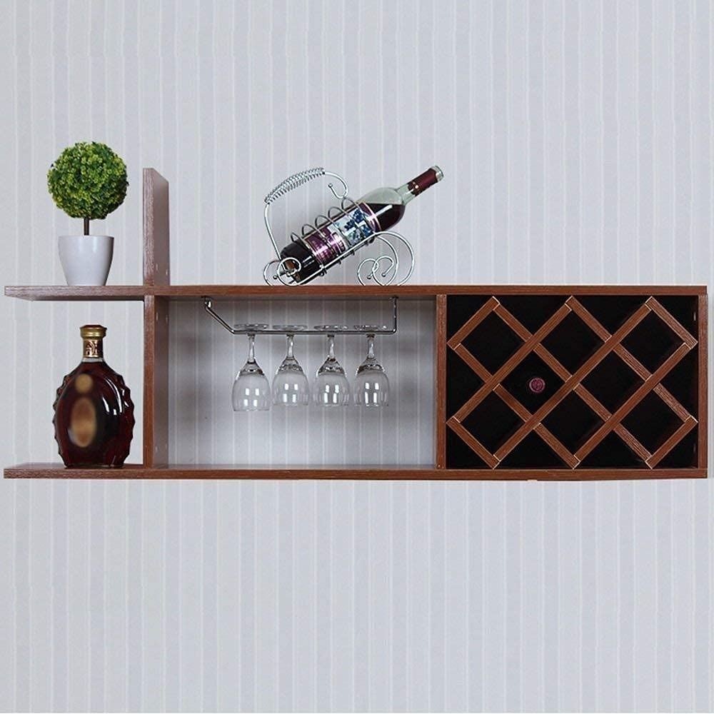 Porte-vin mural pour optimiser l'espace et protéger vos verres avec élégance.