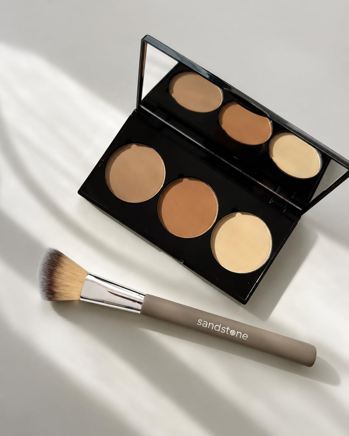 Sandstone Scandinavia Abgeschrägter Rougepinsel – Weicher Pinsel zum Auftragen & Verblenden von Blush – Vegan