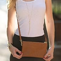 Vista 2 de Humble Chic bolsa pequeña de piel vegana, para usar cruzada o cartera con ajuste de pulsera, incluye hombro ajustable y correa para muñeca.