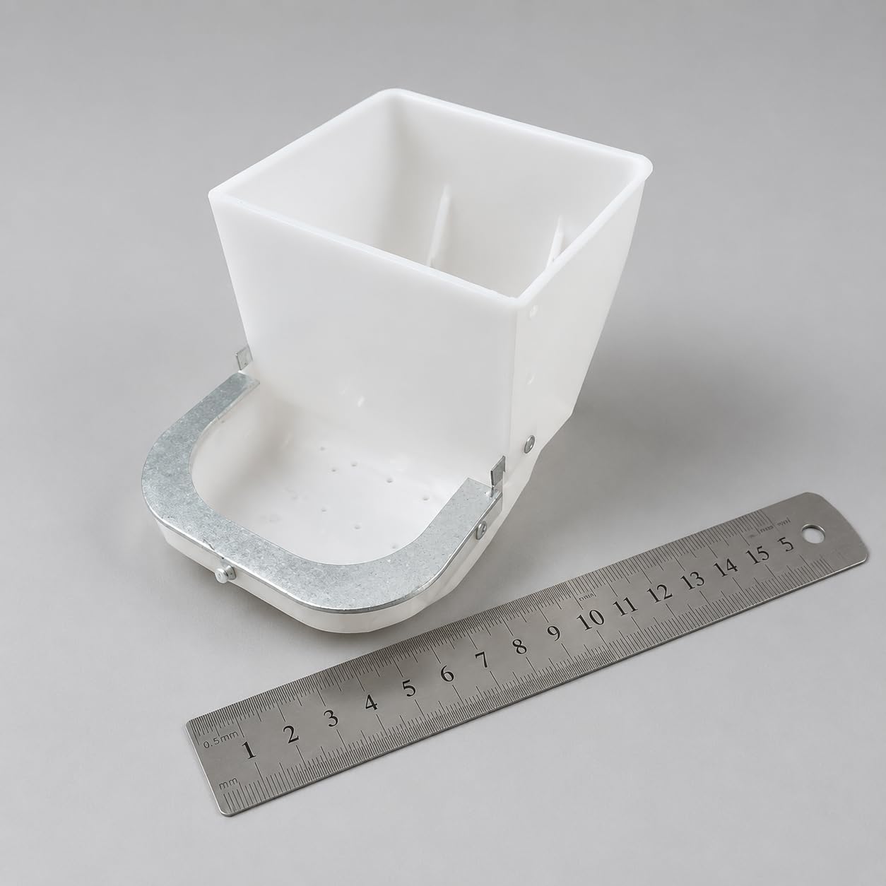 Generic Mangiatoia Industriale per Animali da Cortile con Base Larga E Design Stabile in Plastica Durevole per Uso Professionale, 13 cm