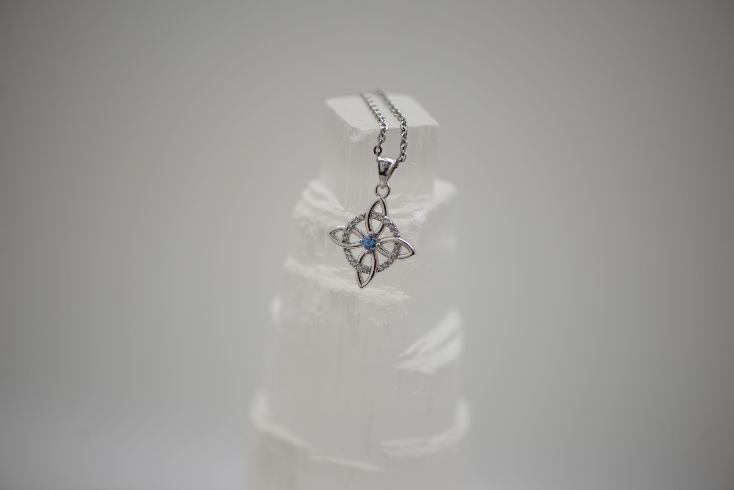 Wisiorek ze srebra próby 925 i niebieska cyrkonia sześcienna - węzeł czarownicy (17 mm x 17 mm), biżuteria duchowa