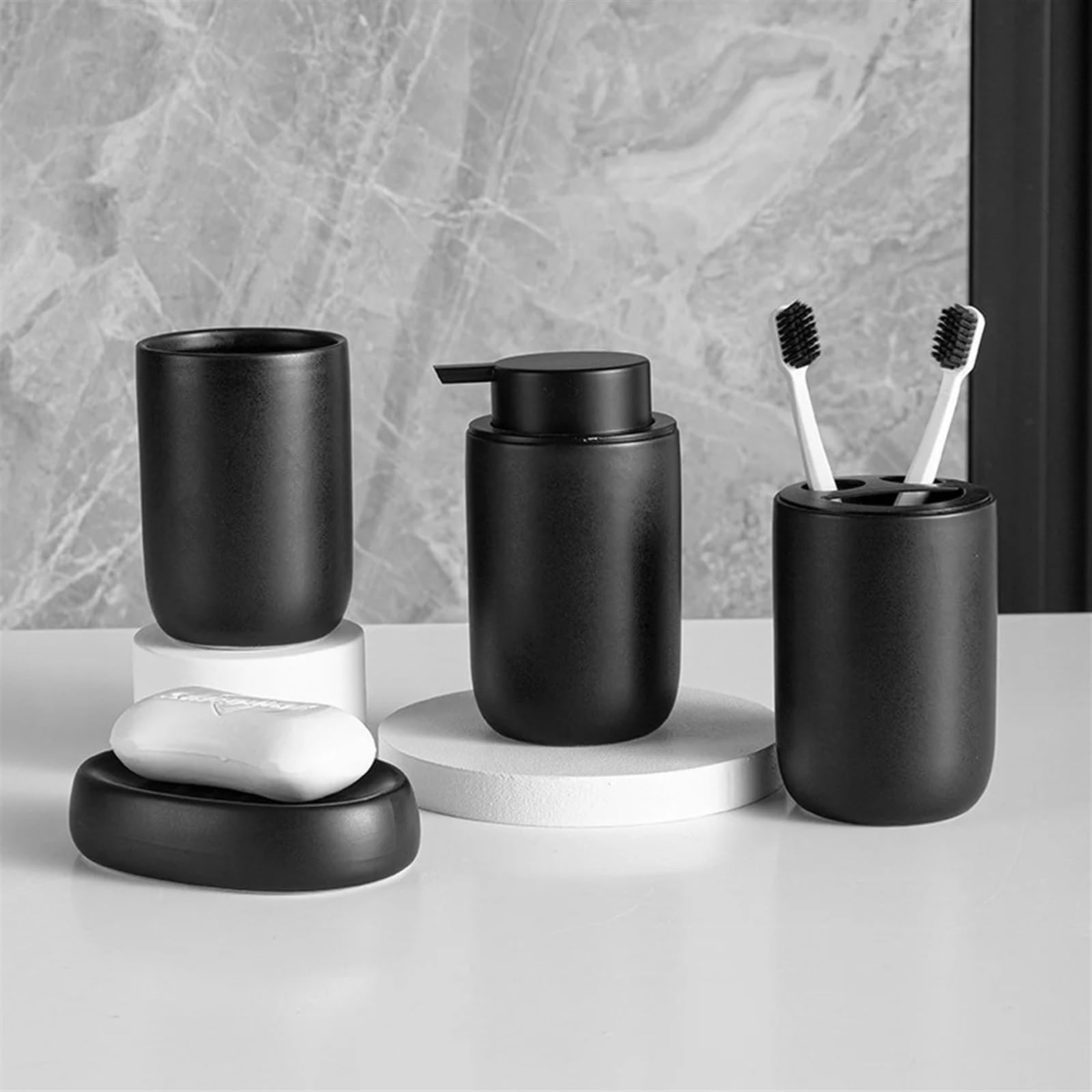 4-teiliges schwarzes Keramik-Seifenspender-Set – stilvolle Flüssigseifenspender für Badezimmer-Dekor – Badezimmer-Zubehör für Zuhause und Büro